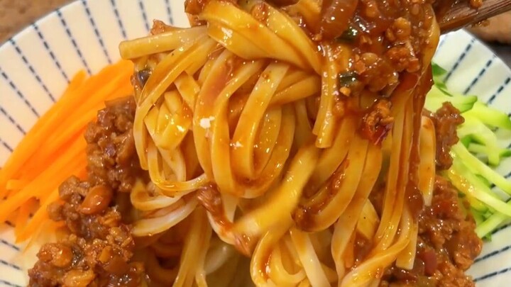 บะหมี่ซอสเนื้อหอมกรุ่น ทั้งสะดวกและอร่อย ทำครั้งเดียวกินได้ทั้งสัปดาห์