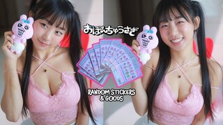 [Relax and relieve stress] The innocent little girl shows off her collection of "Opanchu Usagi"