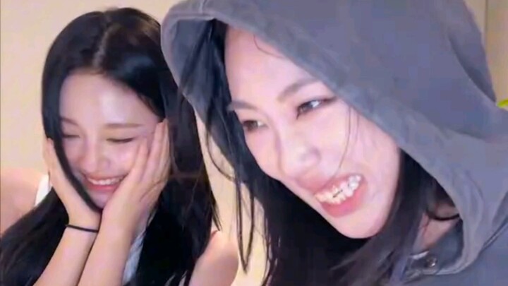 In the room, Ningning and Yongzhi asked four questions at once.