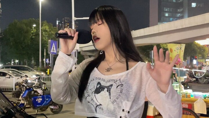 The girl sang the song "One Piece" on the street, and she shocked me as soon as she opened her voice