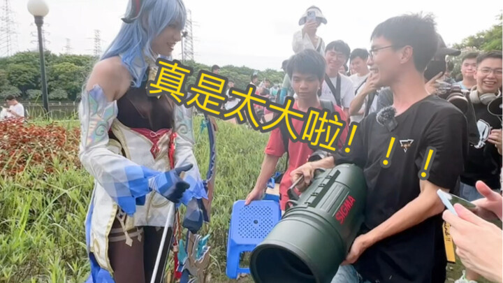 Biết thế này thì con trai mặc cosplay dê dừa đi hội chợ anime cũng bị…