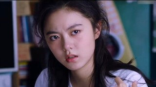 Người mẹ hiểu lầm rằng con gái mình đang ở cùng cậu bé và thấy hai người nằm trên cùng một giường