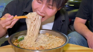 龙卷风式嗦粉友仔又来挑战螺蛳粉了，这次吃八碗！很想知道他什么时候才能放过我！