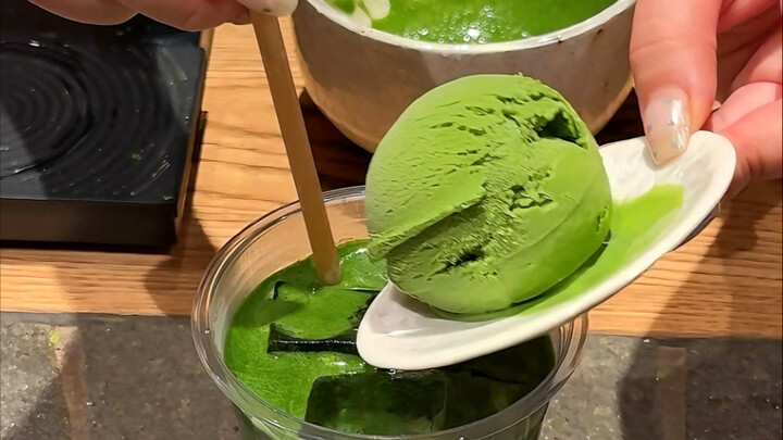 Pegawai toko di Kyoto 🇯🇵 bilang dia jago bikin matcha… Dia minta aku motret nih!