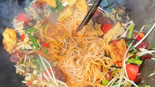 柳州的爆炒螺蛳粉，感觉比汤的更浓郁料超多！