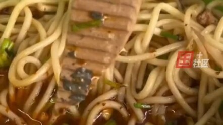 Makan mi di kantin kampus, kiranya tulang besar, ternyata pecahan porselen