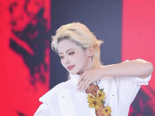 20251122 بث جماعي لـ eureka مقطع مقتطف من الرقصة الفردية والرقصة الثلاثية للو لو، تشكيلات مثل "لو يي