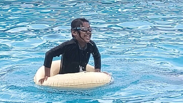 keseruan di kolam renang