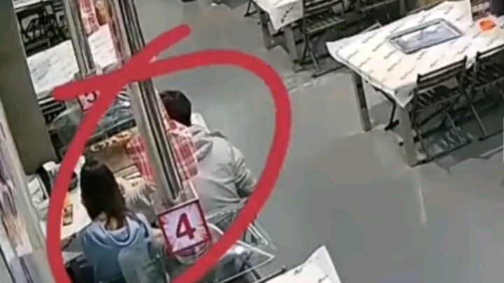 ในยามคับขัน สามีรีบปกป้องภรรยาไว้อย่างแน่นหนา 🥰