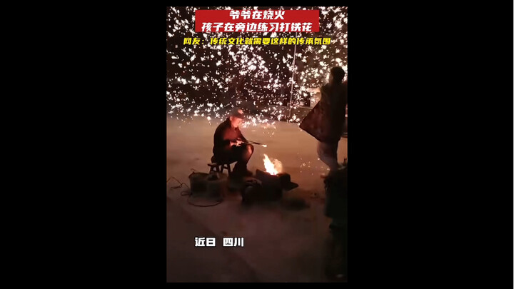 Ông nội đang đốt lửa, còn cháu nhỏ thì đang tập đánh tia lửa.