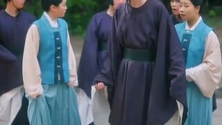 她是九重天的小仙女，下凡拯救即將黑化的病嬌太子，宮中人人都說太子殿下陰鬱不定，是個雙腿殘疾的災星，她小太陽一般闖進他的世界利用仙法為他扭轉局勢，從此成了他的白月光心尖寵.