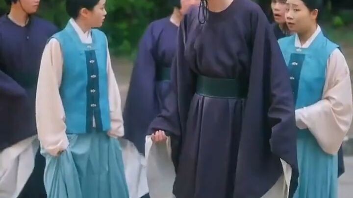 她是九重天的小仙女，下凡拯救即將黑化的病嬌太子，宮中人人都說太子殿下陰鬱不定，是個雙腿殘疾的災星，她小太陽一般闖進他的世界利用仙法為他扭轉局勢，從此成了他的白月光心尖寵.