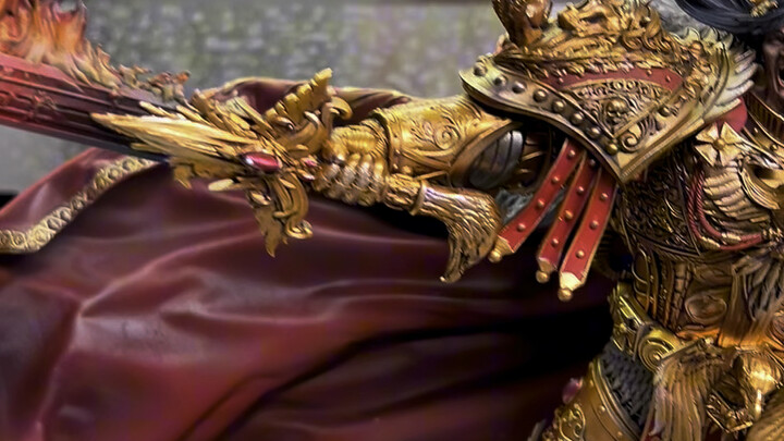 Pajangan lukisan tunggal penumpang Warhammer Emperor memiliki tinggi keseluruhan 30cm, dilukis oleh 