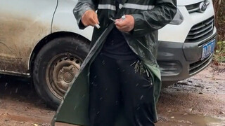 الأب العجوز يتمتع بصحة جيدة، لكنه لا يخاف من الرياح والمطر، ولا من نزلات البرد.