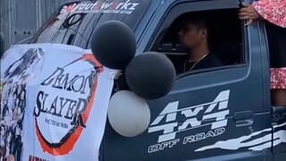 Kimetsu Yaiba nhưng nó lạ lắm