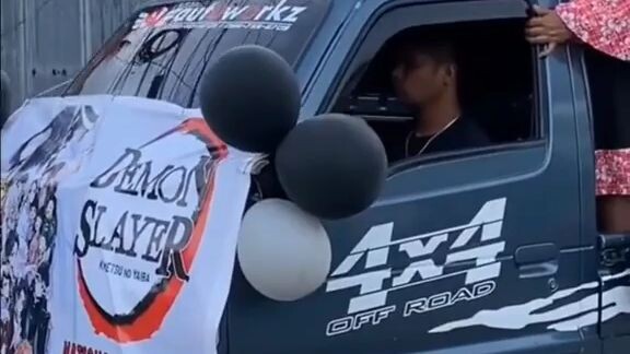 Kimetsu Yaiba nhưng nó lạ lắm