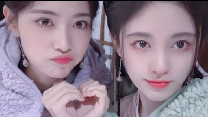 Hebe Liu takes a look in the mirror, then glances at a photo of Ju Jingyi—she’s probably about to ge