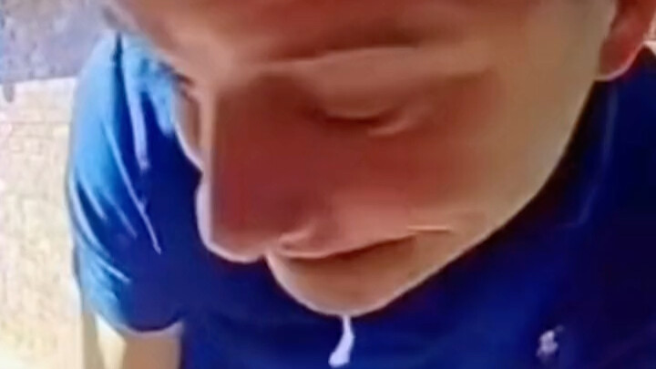 Bapak ini sepertinya habis minum di gereja nih