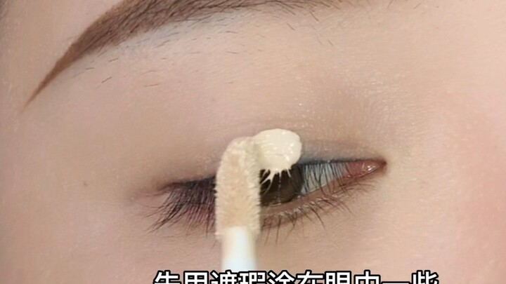 A simple and easy-to-understand tutorial on how to create a daily cut-crease eye makeup look