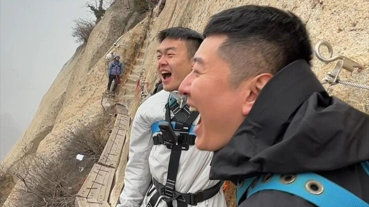 منظور أول شخص يأخذكم لتجربة التسلق على جدار السماء فوق هاوية سحيقة في ممر تشانغكونغ المعلق!