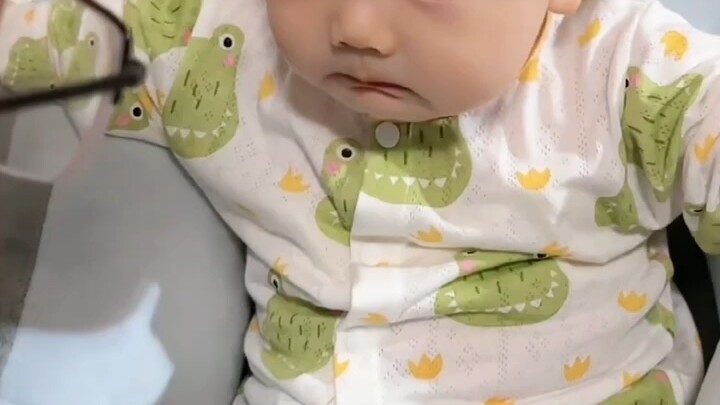 Bisa-bisanya ada bayi manusia yang begitu menggemaskan dan emosinya stabil! Sumber materi ada di sud