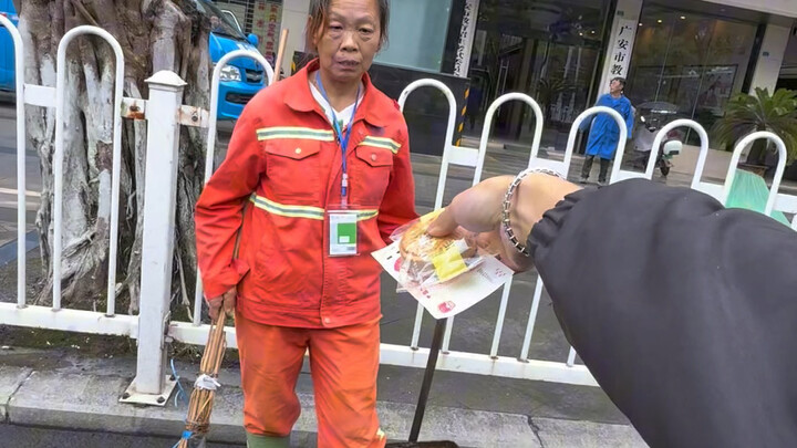 Hari ini adalah Festival Pertengahan Musim Gugur, semoga semua yang telah berusaha meraih kebahagiaa