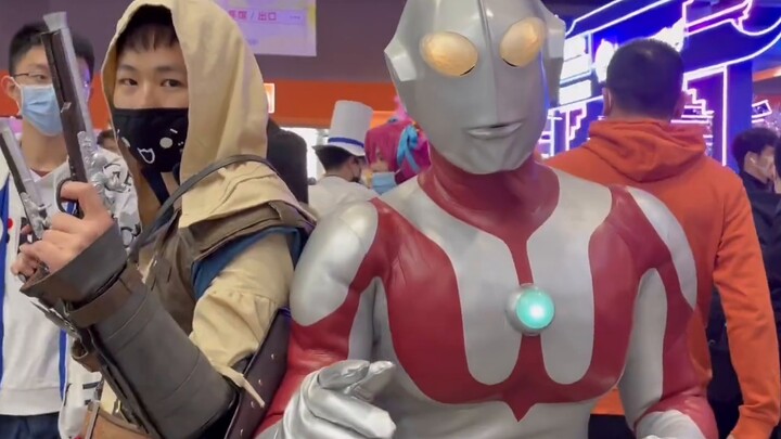 Mặc bộ đồ da Ultraman nguyên bản khi tham quan Firefly Comic Expo, tôi bất ngờ gặp phải...