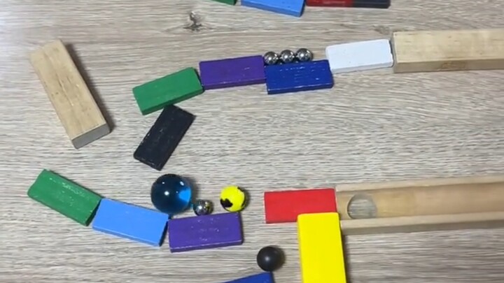 Phản ứng dây chuyền trên bàn