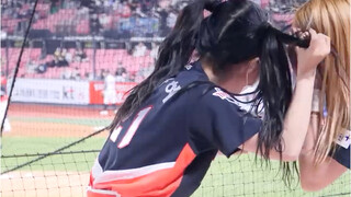 Brother, come and watch the dance again (1)