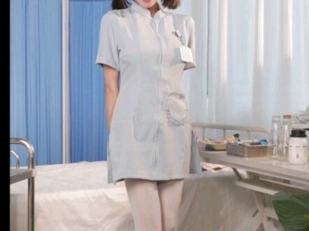 Menari sebagai perawat kelinci sambil menggigit