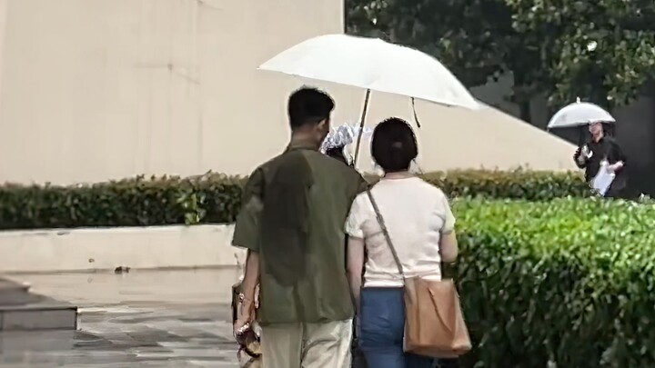 “Tình yêu là một chiếc ô có thể nghiêng”