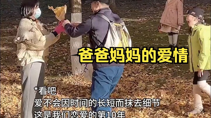 Sao lại có thể vì hẹn hò lâu mà mất đi sự bất ngờ chứ, điều lãng mạn không phải là mùa thu mà chính 