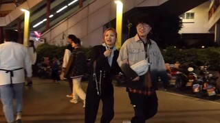【Street Prank Challenge 38】After being scared, the girl high-fived to show encouragement