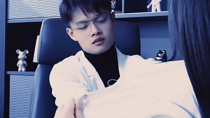 Một người không phải bác sĩ, còn người kia cũng chẳng phải bệnh nhân [cười xấu xa][cười xấu xa] hai 