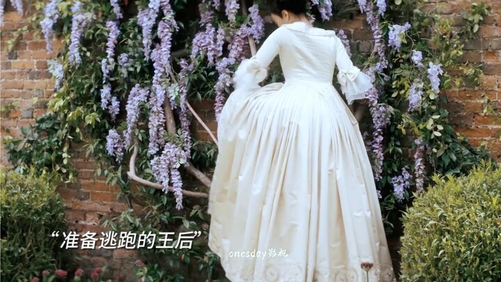 Gadis yang berusaha memanjat tembok untuk kabur ternyata adalah istri sang raja sendiri! Sejak itu, 