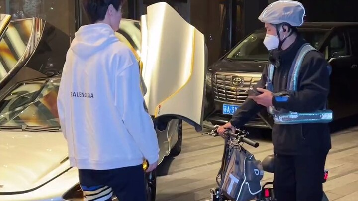 الشاب الذي تولى القيادة بالنيابة عن صاحب السيارة شعر ببعض التوتر في أول مرة يقود فيها ماكلارين، حتى 