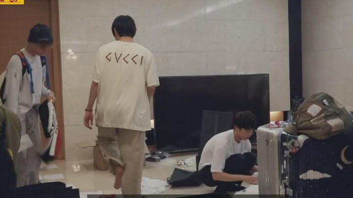 【BTS】防弹最贵新宿舍公开，原来大男孩们出去旅行都是这样收行李的