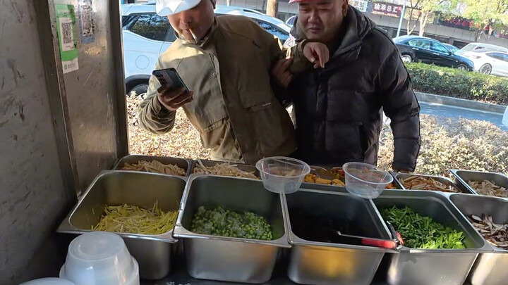 طبخ الطعام في موقع البناء