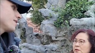 美国老哥体验：上海公园里的相亲角
