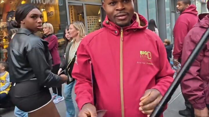 ยังไม่ทันแนะนำเสาเซลฟี่เสร็จ ฝรั่งก็รีบควักกระเป๋าเงินออกมาแล้ว!