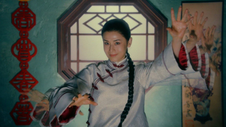 إعلان ياباني مليء بعناصر أفلام شاو من السبعينيات، حقًا له تلك الروح المميزة هههه