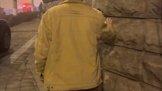 男子沿着路边石墙摸索，打开门后里面别有洞天！！