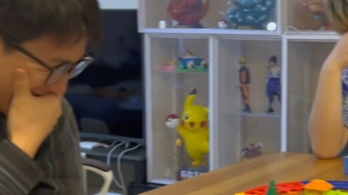 Kereta api ini terlalu kekanak-kanakan untuk anak taman kanak-kanak, tetapi cocok untuk pria dewasa 