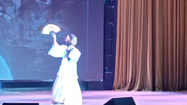 Cô ấy, người bị thời đại bỏ lại, một mình nhảy "Hí Văn Thuyết" trong chốn thâm cung