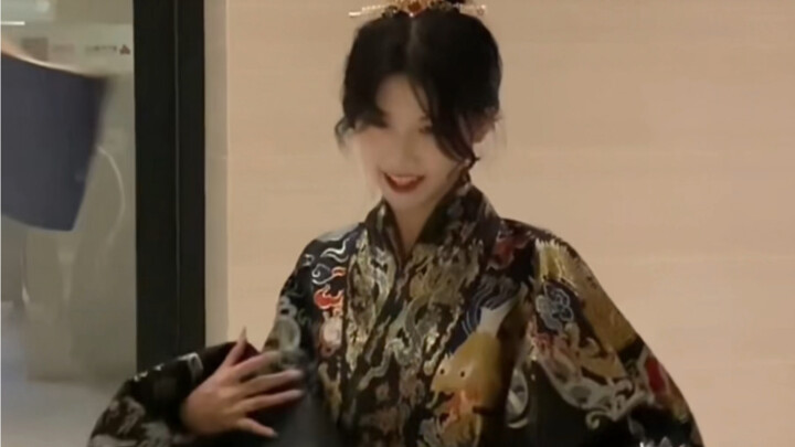 文臣武将都来了，本太子不来一个也说不过去吧，