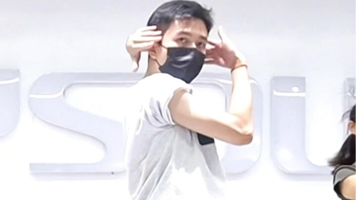 给 大 家 来 一 支 Pink Venom 开 启 周 末 ！