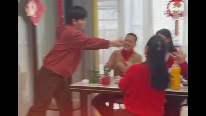 صار الموضوع كبير! صديق أحد المستخدمين ذهب إلى منزل حماه في العيد ليطلب تفسيرًا.. مونتاج مضحك!