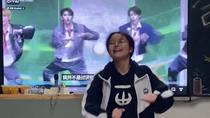 في حفل رأس السنة للصف، تحدّى الجميع برقصة Lucifer برشاقة مثالية في الإيقاع والحركات، ليكشفوا عن مواه