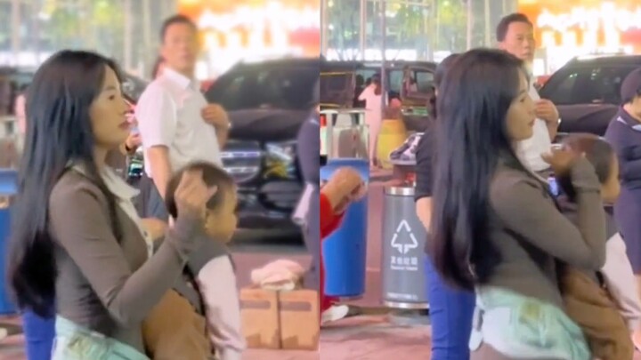 Ibu seksi menari square dance dengan bayinya, sosoknya berlekuk dan postur menarinya anggun, dan mat