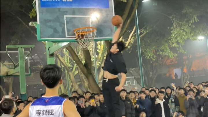 Thái độ bình thản: Đáy rổ dễ quá, chẳng thích đá.